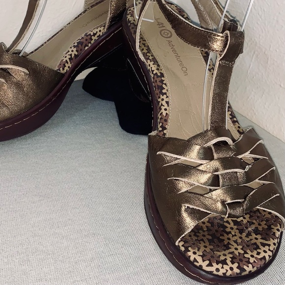 Gold Jambu Sandal - Picture 2 of 11